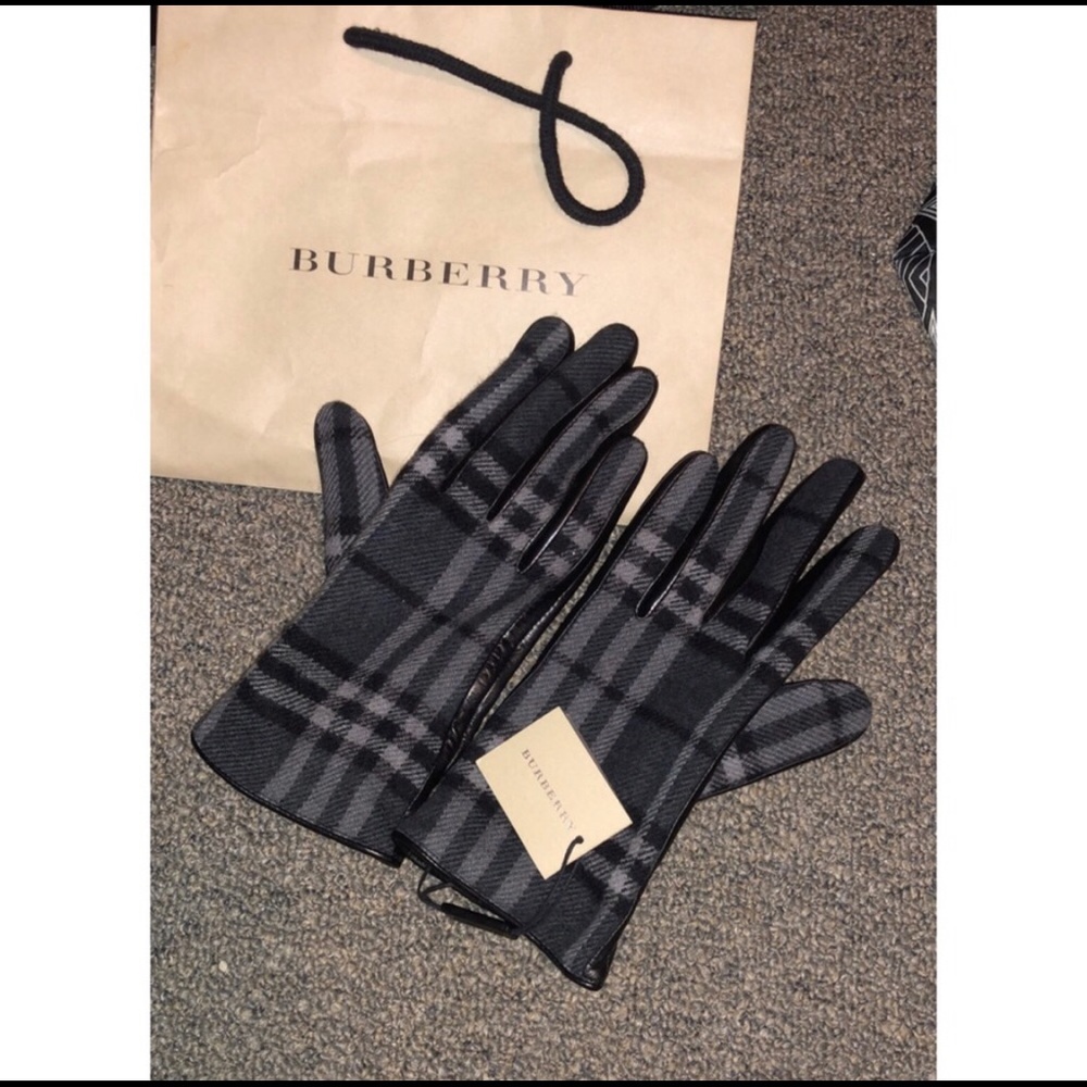 Burberry gloves NWT, Grey & Black